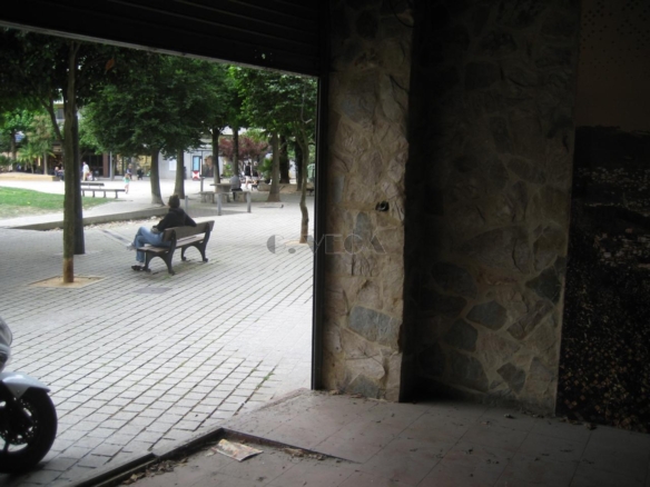 Bajo en alquiler en laplaza de la Independencia. Ideal hostelería.