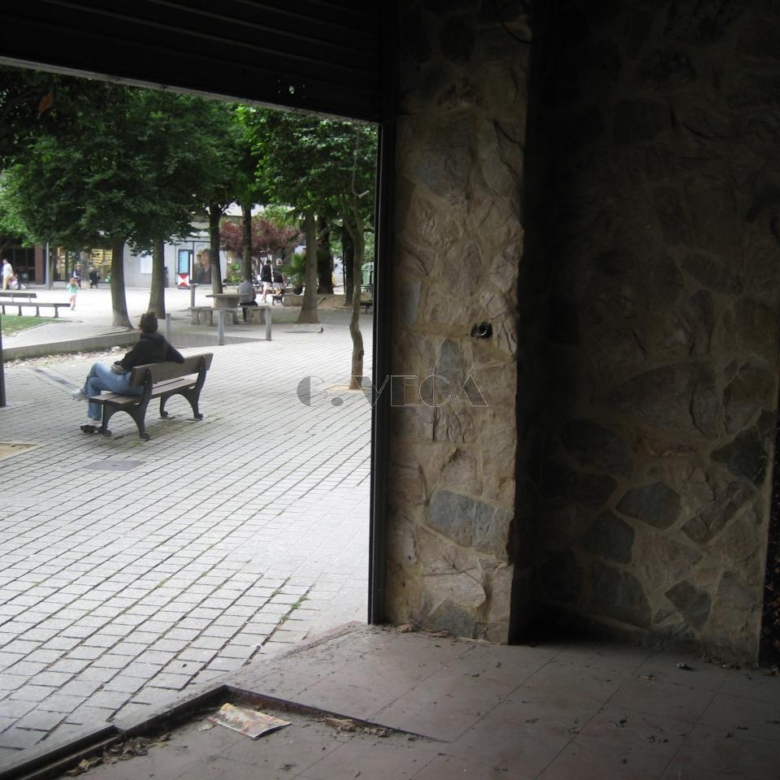 Bajo en alquiler en laplaza de la Independencia. Ideal hostelería.