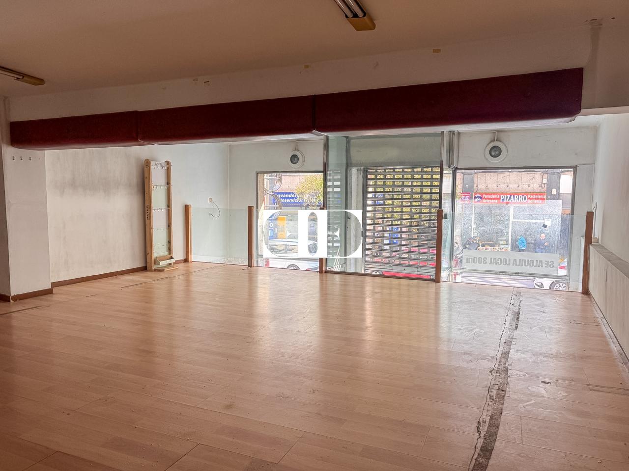 178108485038100029393_177442899162 Venta de local comercial en calle Pizarro – 150 m² con escaparate