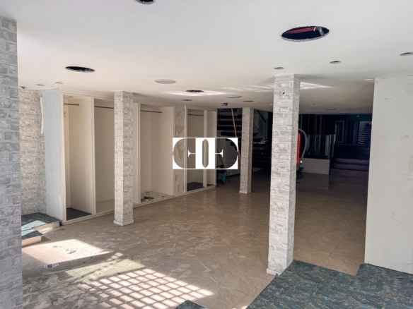 Venta de local comercial en calle Pizarro – 150 m² con escaparate