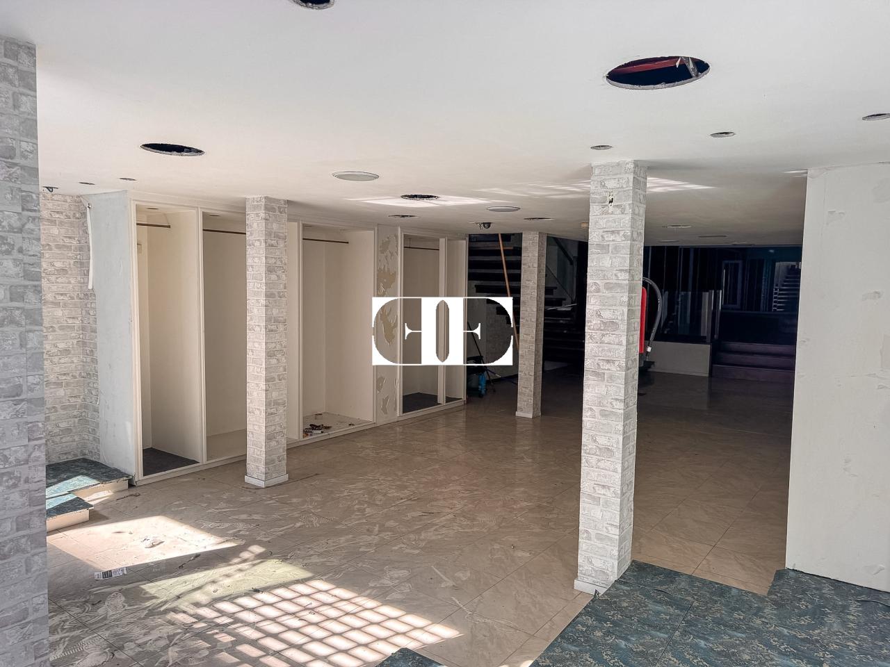 178108485194000029393_177442899019 Venta de local comercial en calle Pizarro – 150 m² con escaparate