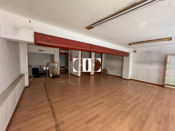 Venta de local comercial en calle Pizarro – 150 m² con escaparate
