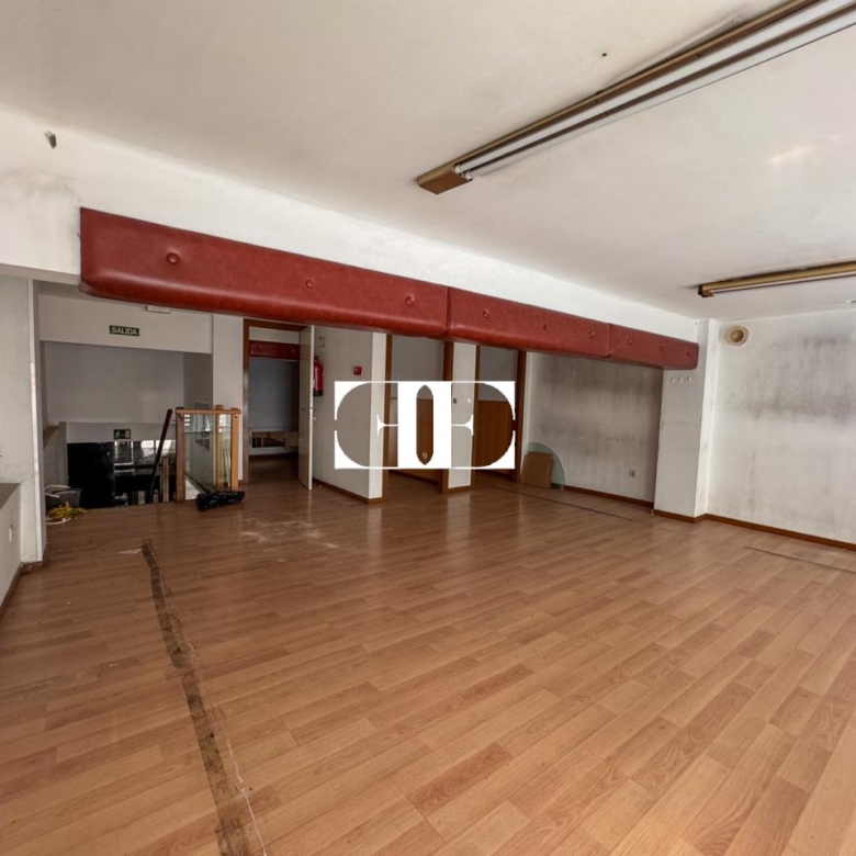 Venta de local comercial en calle Pizarro – 150 m² con escaparate