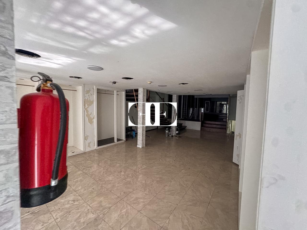178108485580600029393_177442898622 Venta de local comercial en calle Pizarro – 150 m² con escaparate