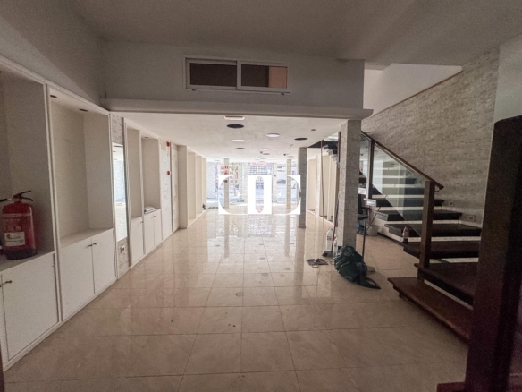 Venta de local comercial en calle Pizarro – 150 m² con escaparate