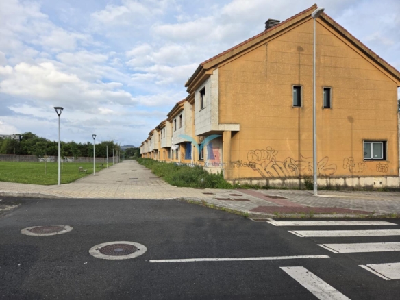 SE VENDEN CHALETS ADOSADOS EN FERROL – URBANIZACIÓN CIUDAD JARDÍN