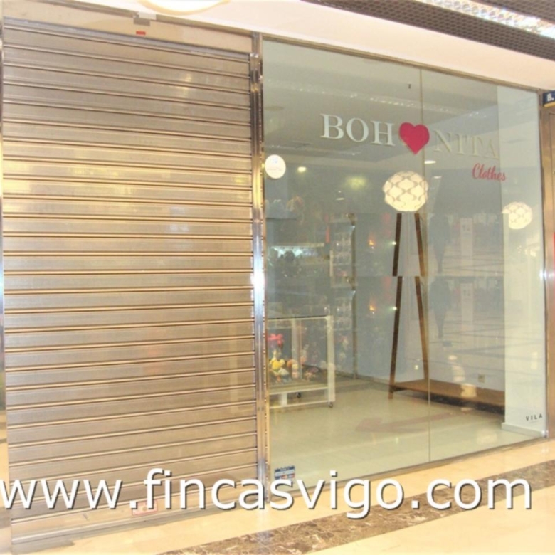 LOCAL en el  centro Comercial Camelias.