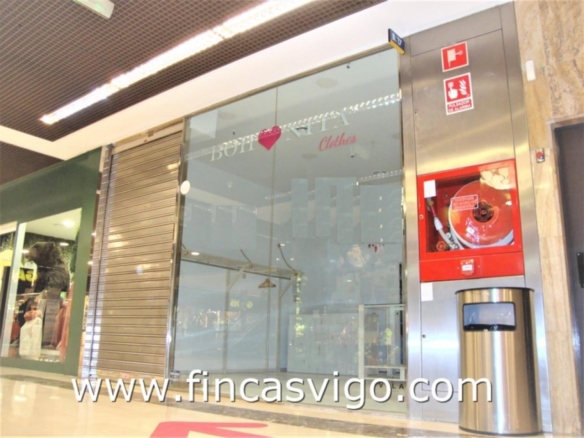 LOCAL en el  centro Comercial Camelias.