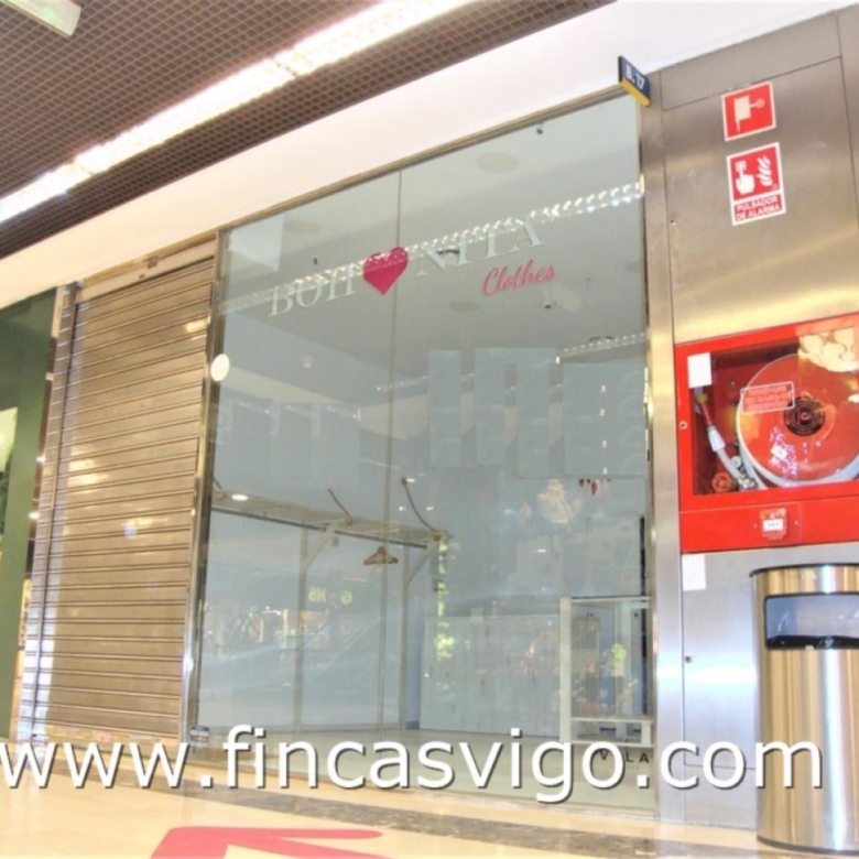LOCAL en el  centro Comercial Camelias.