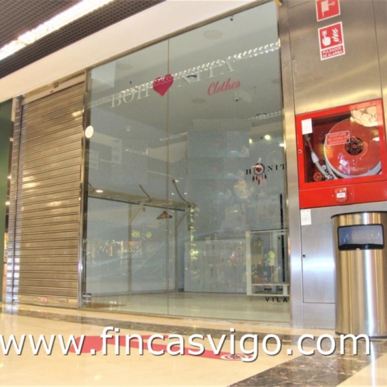 LOCAL en el  centro Comercial Camelias.