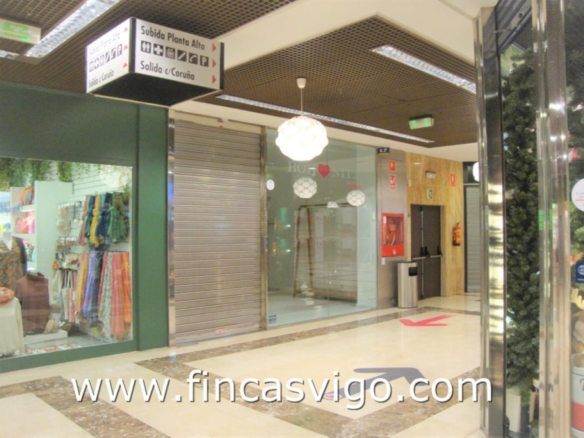 LOCAL en el  centro Comercial Camelias.