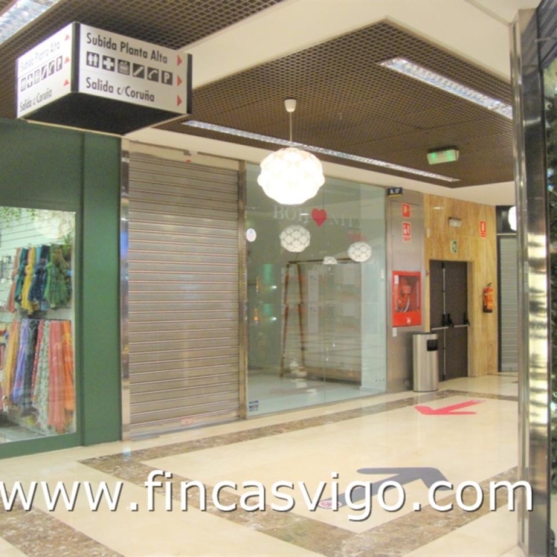 LOCAL en el  centro Comercial Camelias.