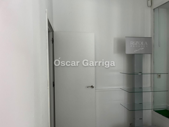 LOCAL COMERCIAL PARA ALQUILAR (25 M2) EN EL CENTRO DE OURENSE. CONFLUENCIA CALLES CONCEJO CON AVDA. HABANA.