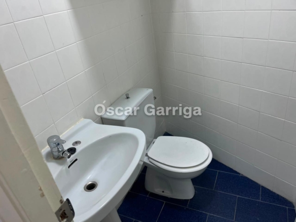 LOCAL COMERCIAL PARA ALQUILAR (25 M2) EN EL CENTRO DE OURENSE. CONFLUENCIA CALLES CONCEJO CON AVDA. HABANA.