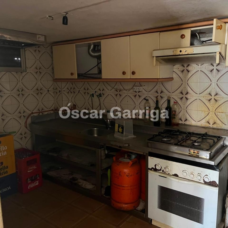 LOCAL COMERCIAL (40 m2) EN C/VASCO DIAZ (OURENSE). AL LADO CENTRO MÉDICO DE A CUÑA. IDEAL PARA BAR. POSIBILIDAD DE ALQUILER