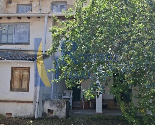 CASA QUE CONSTA DE 1 LOCAL Y 3 VIVIENDAS