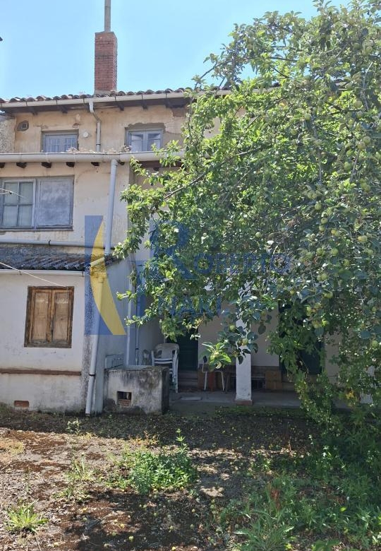 CASA QUE CONSTA DE 1 LOCAL Y 3 VIVIENDAS
