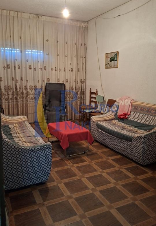 CASA QUE CONSTA DE 1 LOCAL Y 3 VIVIENDAS