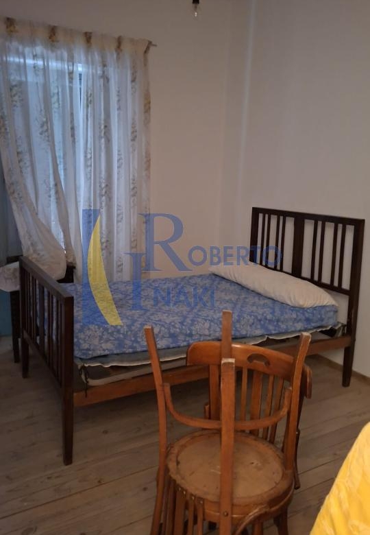 CASA QUE CONSTA DE 1 LOCAL Y 3 VIVIENDAS
