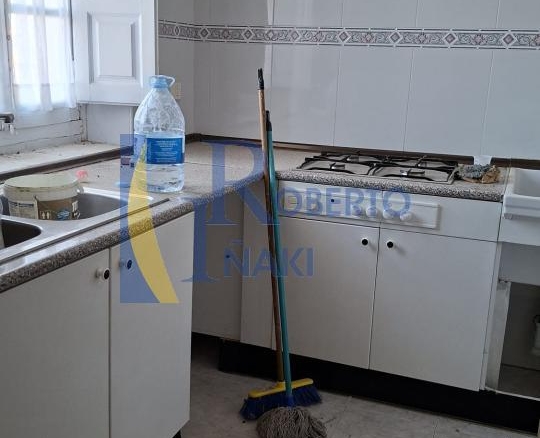 CASA QUE CONSTA DE 1 LOCAL Y 3 VIVIENDAS