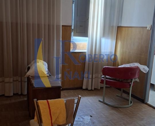 CASA QUE CONSTA DE 1 LOCAL Y 3 VIVIENDAS