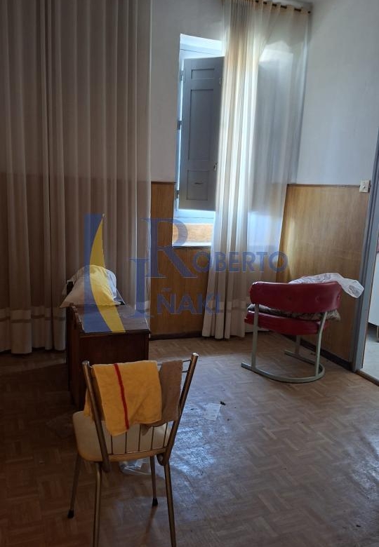 CASA QUE CONSTA DE 1 LOCAL Y 3 VIVIENDAS