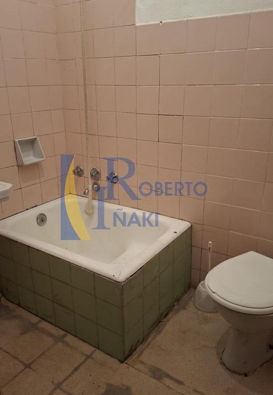 CASA QUE CONSTA DE 1 LOCAL Y 3 VIVIENDAS