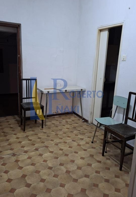 CASA QUE CONSTA DE 1 LOCAL Y 3 VIVIENDAS