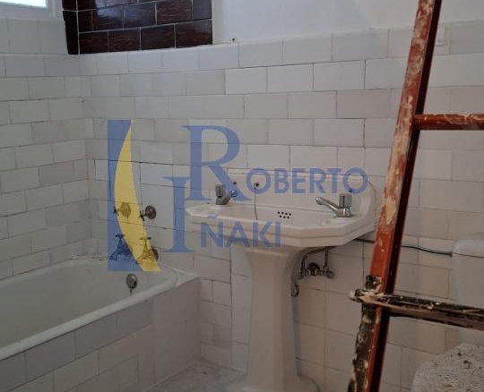 CASA QUE CONSTA DE 1 LOCAL Y 3 VIVIENDAS