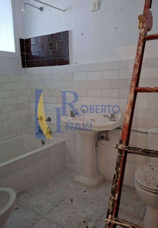 CASA QUE CONSTA DE 1 LOCAL Y 3 VIVIENDAS