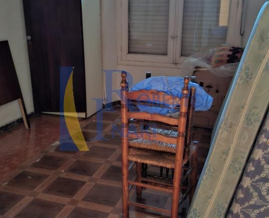 CASA QUE CONSTA DE 1 LOCAL Y 3 VIVIENDAS