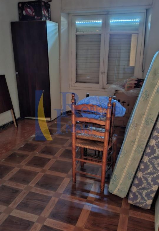 CASA QUE CONSTA DE 1 LOCAL Y 3 VIVIENDAS