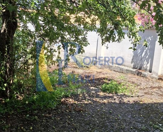 CASA QUE CONSTA DE 1 LOCAL Y 3 VIVIENDAS