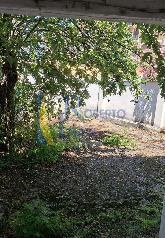 CASA QUE CONSTA DE 1 LOCAL Y 3 VIVIENDAS