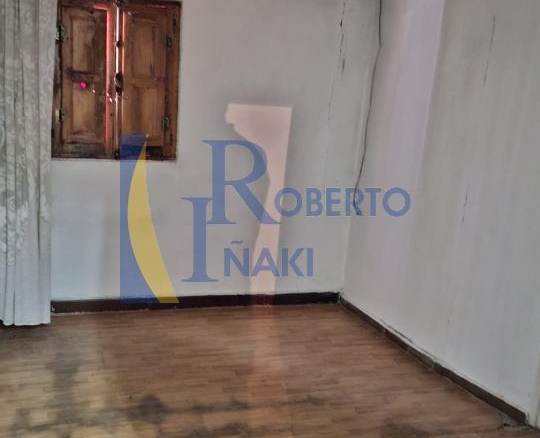 CASA QUE CONSTA DE 1 LOCAL Y 3 VIVIENDAS