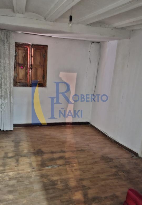 CASA QUE CONSTA DE 1 LOCAL Y 3 VIVIENDAS