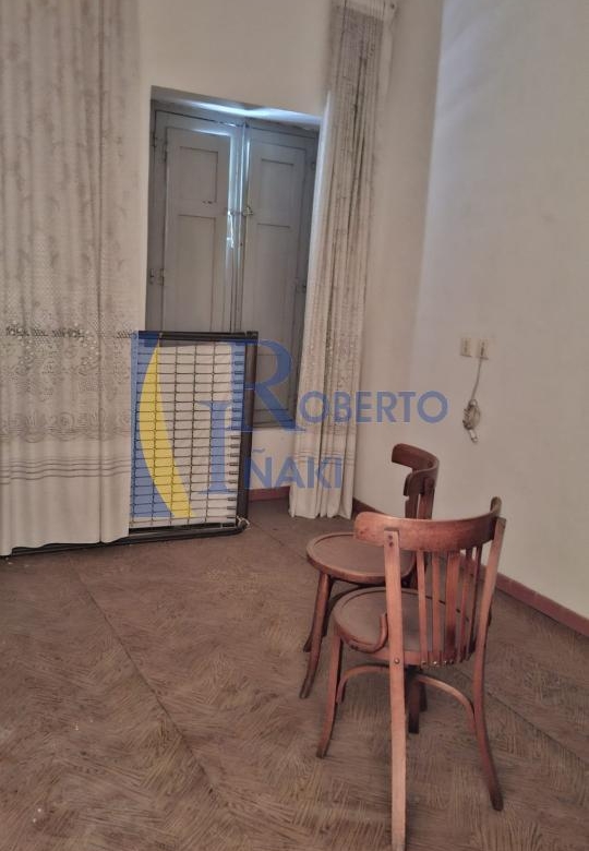 CASA QUE CONSTA DE 1 LOCAL Y 3 VIVIENDAS