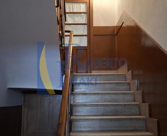 CASA QUE CONSTA DE 1 LOCAL Y 3 VIVIENDAS