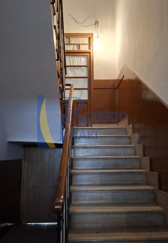 CASA QUE CONSTA DE 1 LOCAL Y 3 VIVIENDAS