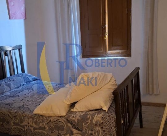 CASA QUE CONSTA DE 1 LOCAL Y 3 VIVIENDAS