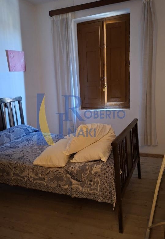 CASA QUE CONSTA DE 1 LOCAL Y 3 VIVIENDAS