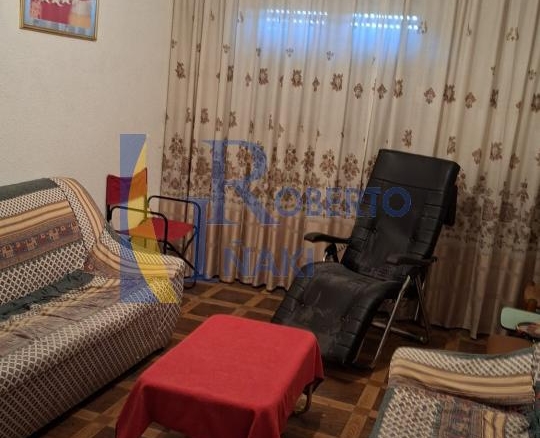 CASA QUE CONSTA DE 1 LOCAL Y 3 VIVIENDAS