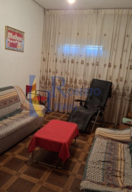 CASA QUE CONSTA DE 1 LOCAL Y 3 VIVIENDAS