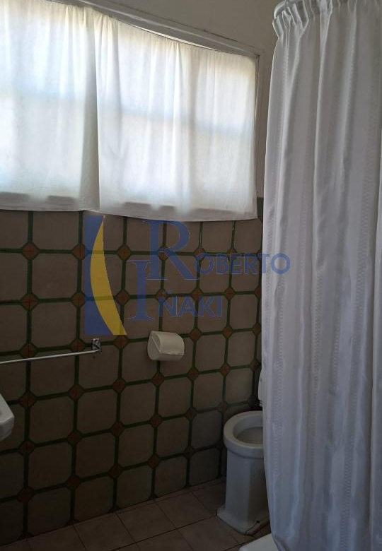 CASA QUE CONSTA DE 1 LOCAL Y 3 VIVIENDAS