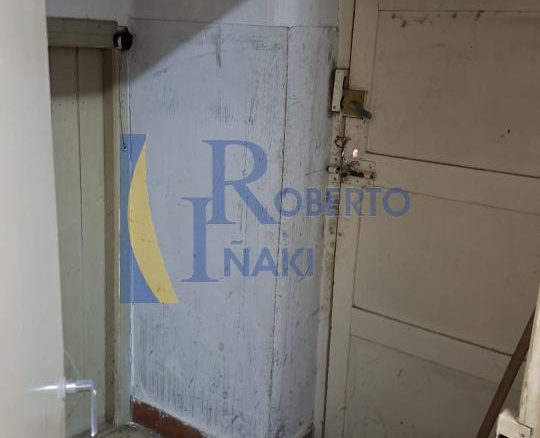 CASA QUE CONSTA DE 1 LOCAL Y 3 VIVIENDAS