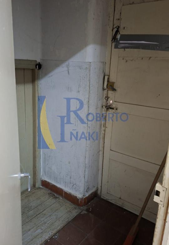 CASA QUE CONSTA DE 1 LOCAL Y 3 VIVIENDAS