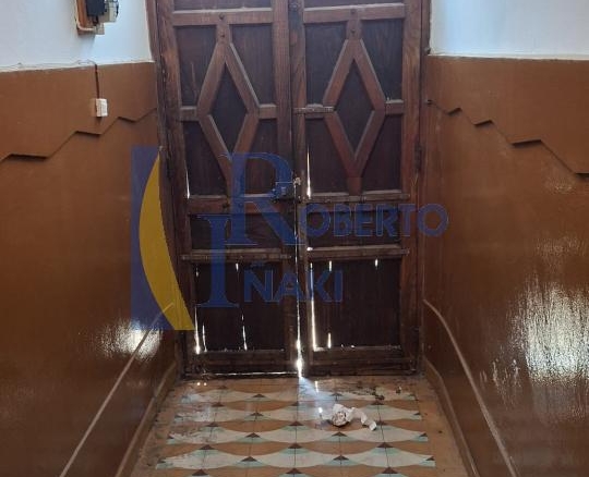 CASA QUE CONSTA DE 1 LOCAL Y 3 VIVIENDAS