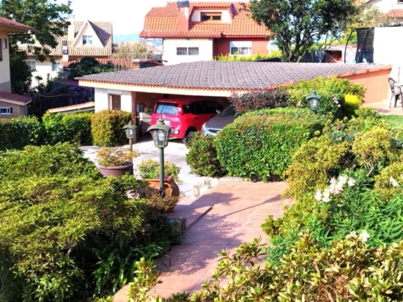 Preciosa casa con dos ambientes independientes.
