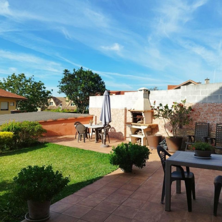 Preciosa casa con dos ambientes independientes.