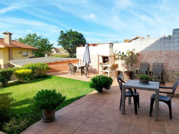 Preciosa casa con dos ambientes independientes.